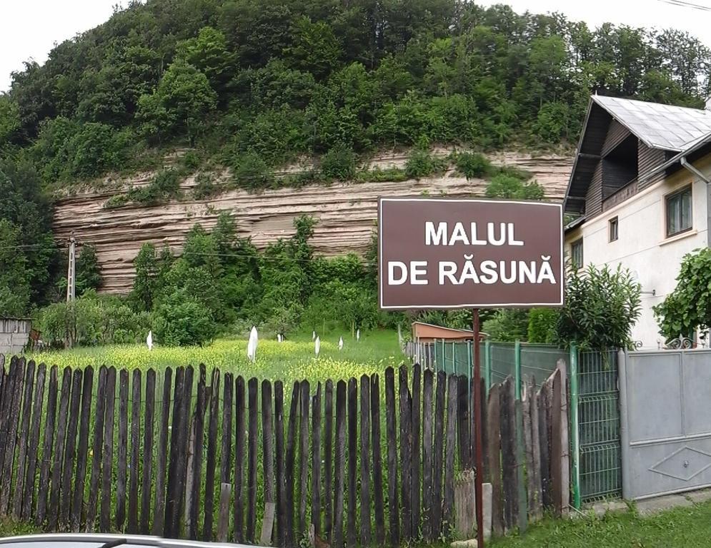 Vila Casa Piscul Lupului Pucioasa Exteriér fotografie